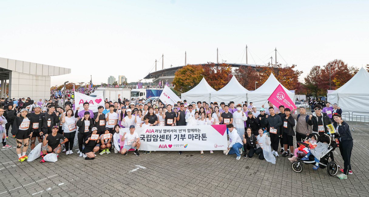 AIA생명이 AIA 러닝 앰버서더 '션'과 함께 지난 3일 상암 월드컵경기장에서 개최된 '2024 JTBC 서울 마라톤'에 2년 연속 공식 스폰서로 참여했다.