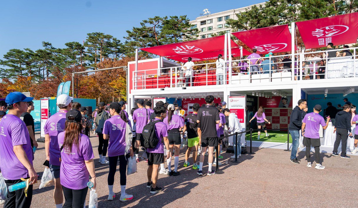 여의도공원에 위치한 '2024 JTBC 서울 마라톤' 참가자들이 AIA생명 홍보 부스의 CSR 기부존을 비롯한 다양한 이벤트에 참가하고 있다.
