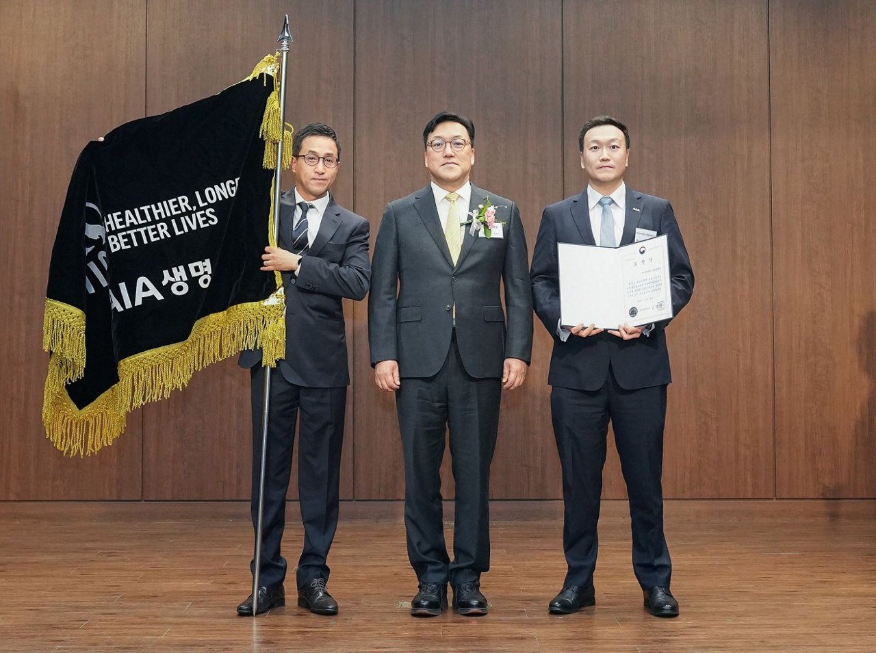 AIA생명이 지난 28일 중구 전국은행연합회에서 열린 '자금세탁방지의 날' 기념식에서 자금세탁방지 우수기관으로 선정돼 금융위원장 표창을 수상했다. (사진은 오른쪽부터) AIA생명 네이슨촹 대표, 금융위원회 김병환 위원장, AIA생명 이정준 준법감시인