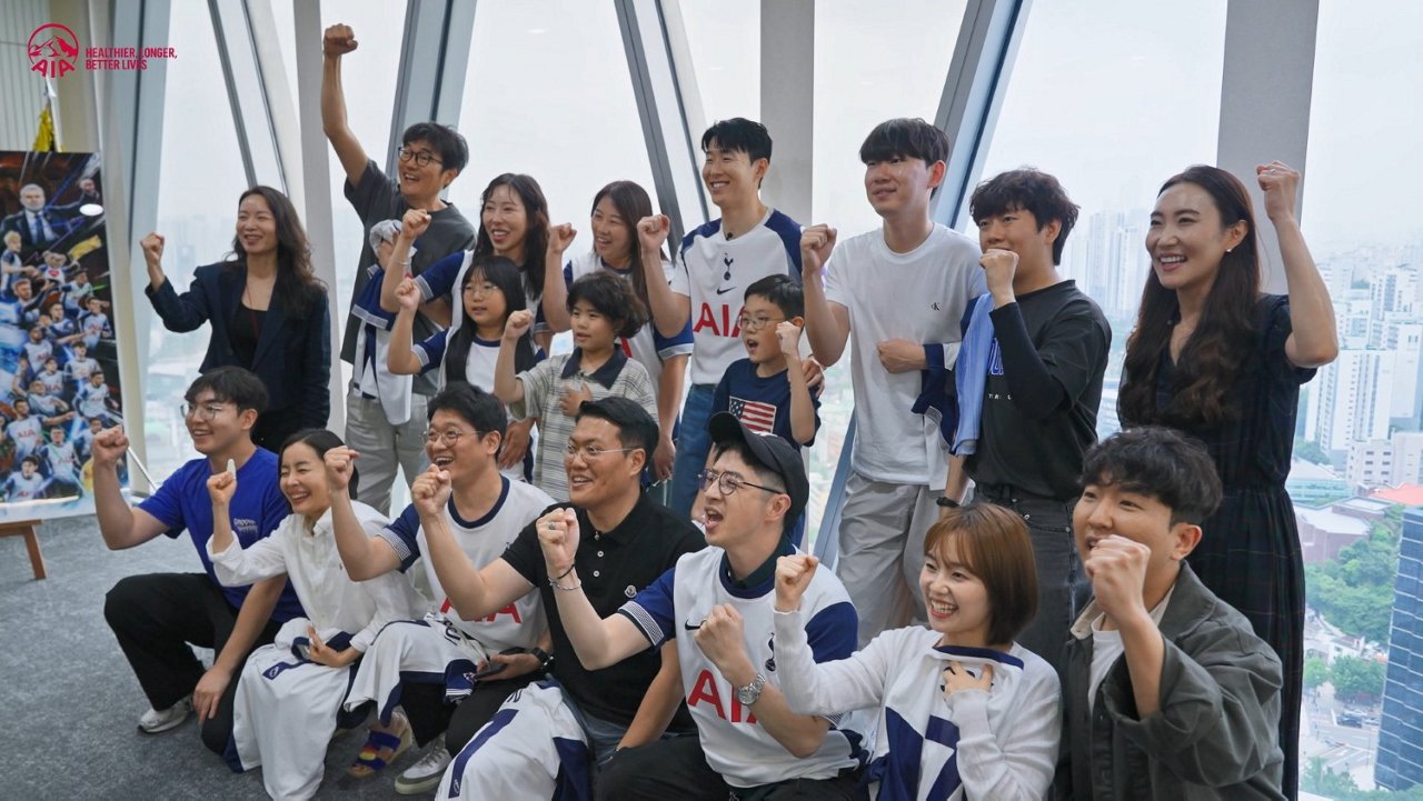 [사진1] 축구선수 손흥민과 AIA타워에서 기념 사진을 촬영하고 있는 AIA생명의 팬크리에이터