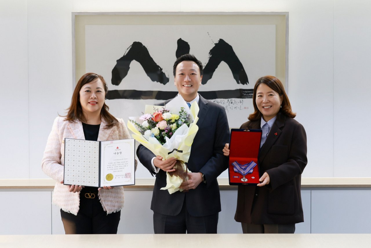 [사진] AIA생명은 지난 29일 제12회 사랑의열매 대상에서 기부 부문 ‘나눔장’을 수상했다. (왼쪽부터) AIA생명 황지예 마케팅본부장, AIA생명 촹 네이슨 마이클 대표, 서울사랑의열매 정민주 사회공헌팀장이 기념촬영을 하고 있다.