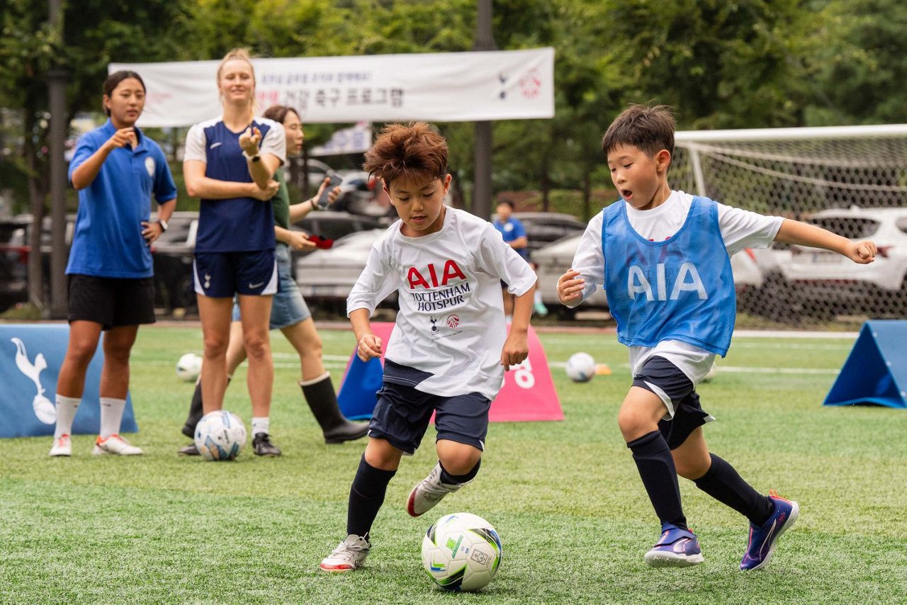 [사진] AIA그룹은 영국프리미어리그(EPL) 축구팀 ‘토트넘 홋스퍼’와 2027년 7월부터 2032년 6월까지 토트넘의 글로벌 트레이닝 파트너로 협력을 이어가는 파트너십 계약을 체결했다. 사진은 지난 9월 AIA생명이 토트넘의 글로벌 풋볼 디벨롭먼트 코치진과 함께 진행한 '어린이 건강축구 프로그램' 현장.