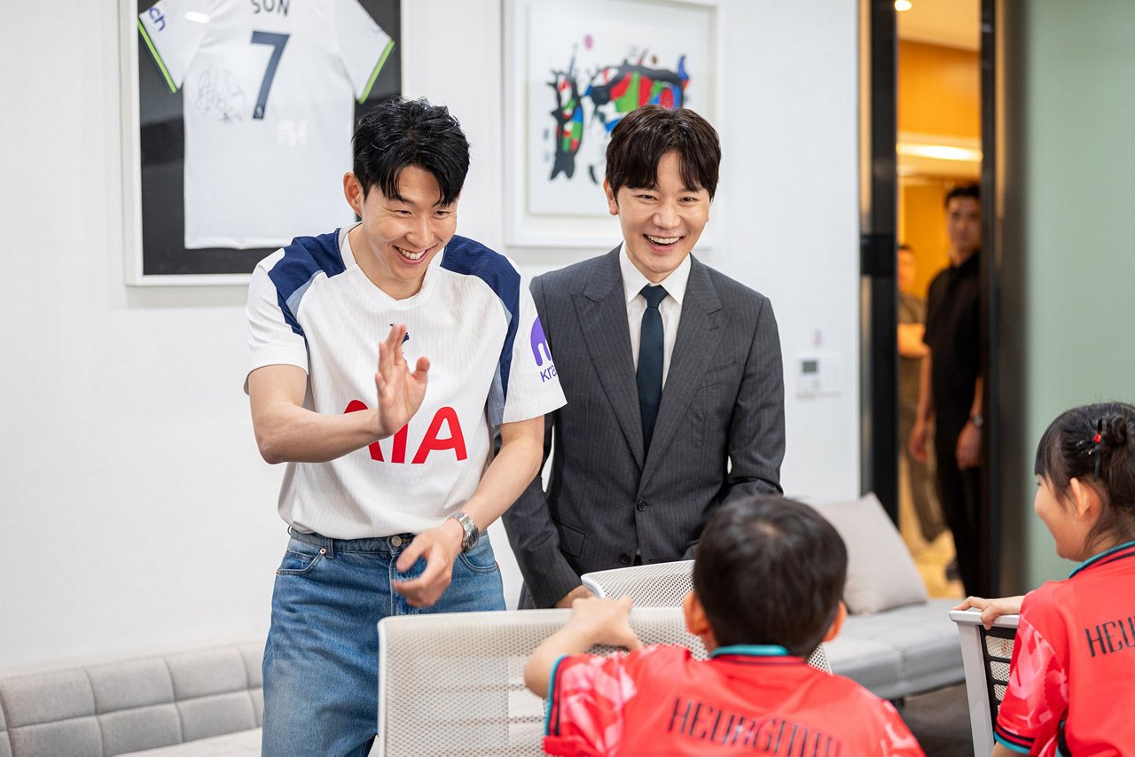 [사진1] AIA생명은 지난 21일 서울 중구에 위치한 AIA타워에서 축구선수 손흥민과 소아암 아동을 위한 ‘꿈 멘토링’을 진행했다.